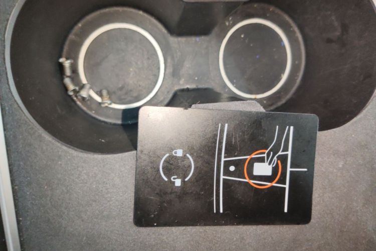 Tesla Model Y 2023 car image #9
