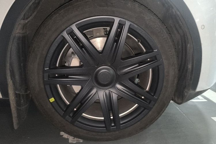 Tesla Model Y 2023 car image #9