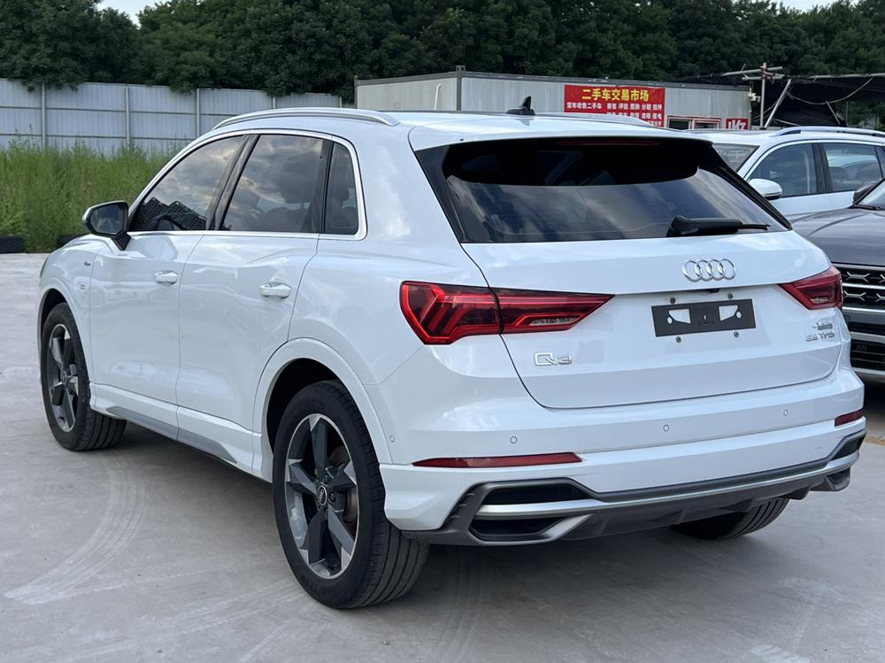 Audi Q3 2022 car image #4