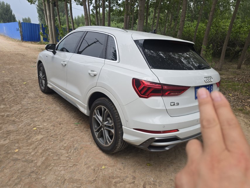 Audi Q3 2022 car image #5