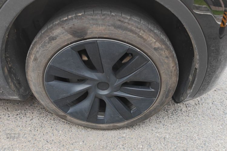 Tesla Model Y 2023 car image #9