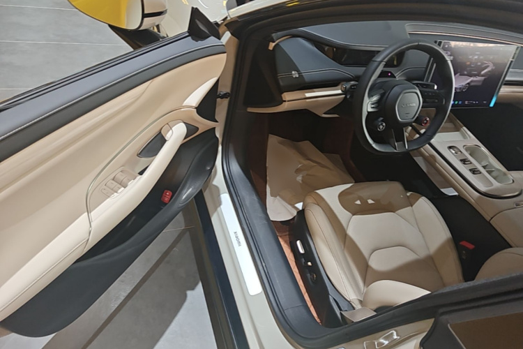 MI SU7 2025 car image #16