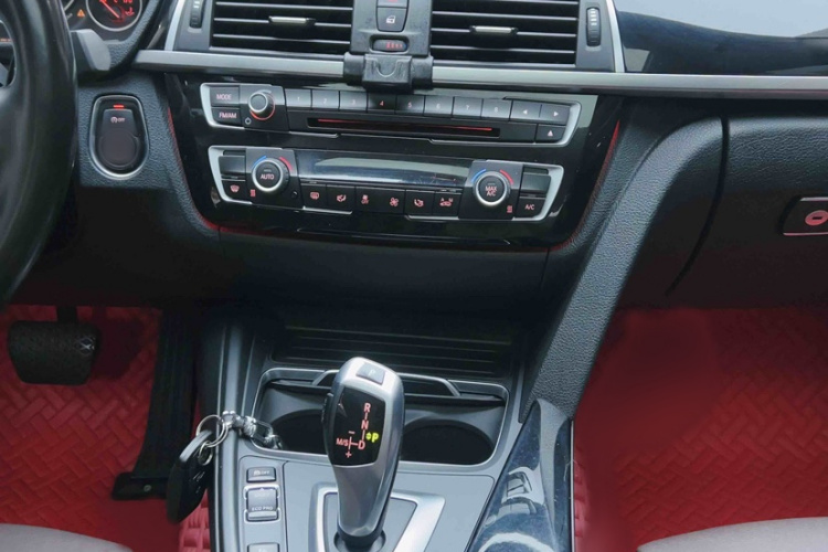 BMW 3 Series 2019 car image #11