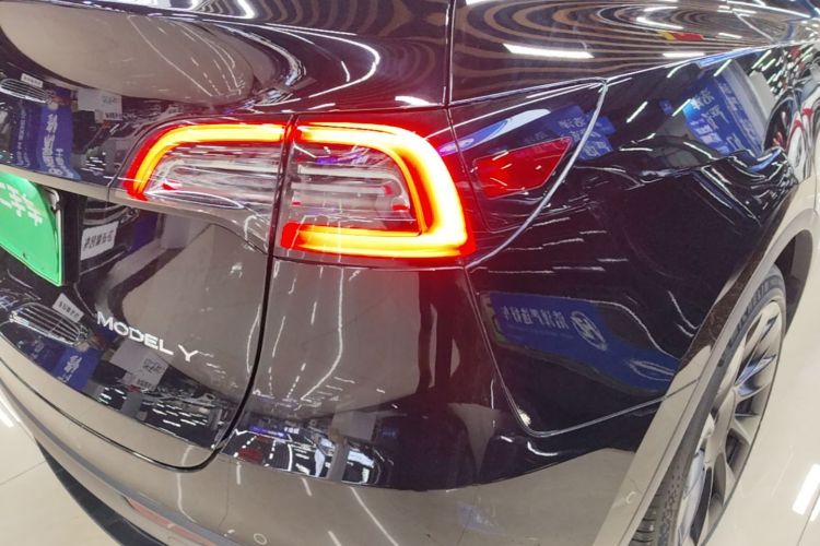 Tesla Model Y 2023 car image #8