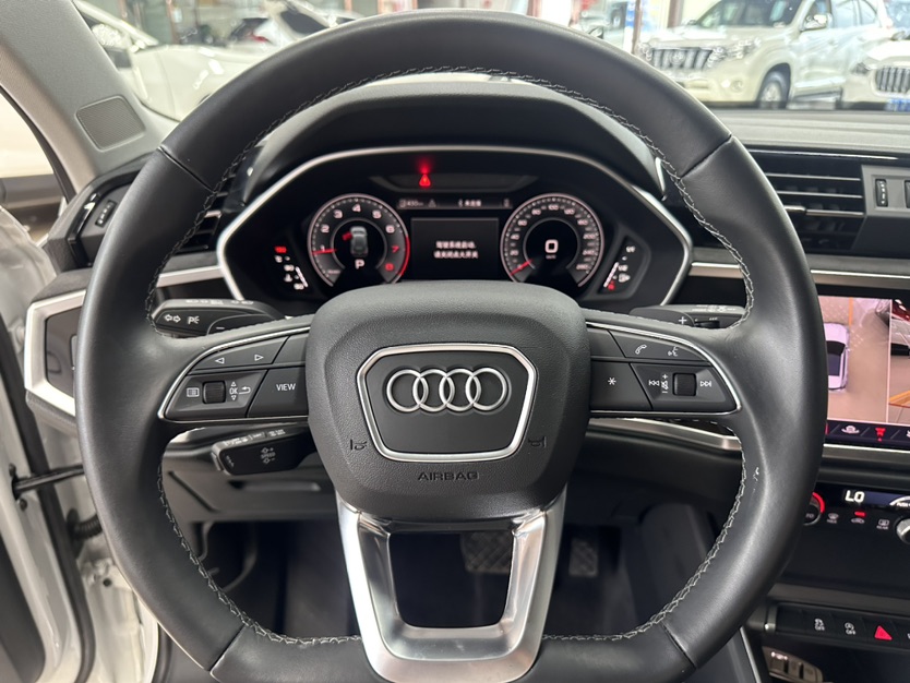 Audi Q3 2023 car image #4