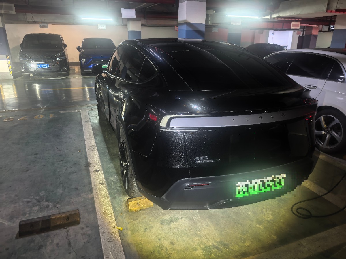 Tesla Model Y 2025 #4 Tesla Model Y 2025 car image #4