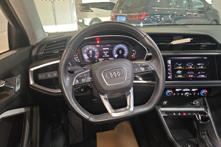 Audi Q3 2021 car image #11