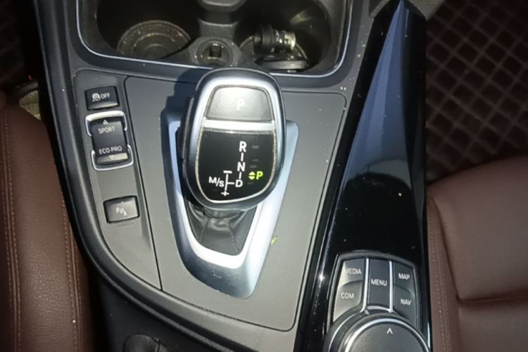 BMW 3 Series 2018 #18 BMW 3 Series 2018 صورة سيارة #18