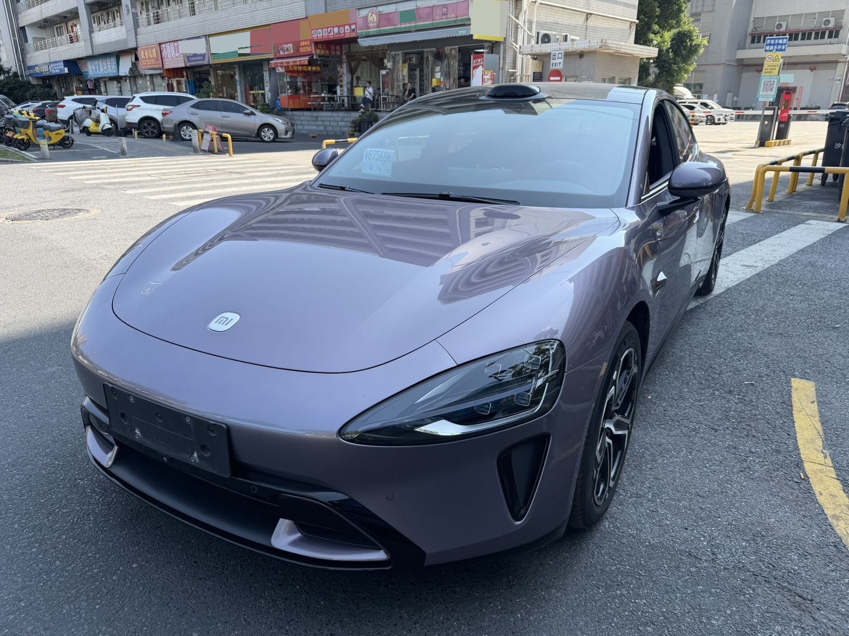 MI SU7 2025 immagine di auto 