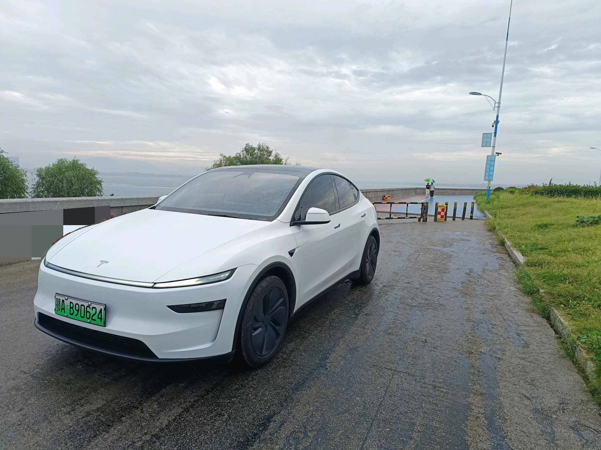 Tesla Model Y 2025 Tesla Model Y 2025 car image
