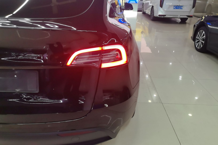 Tesla Model Y 2023 #8 Tesla Model Y 2023 car image #8