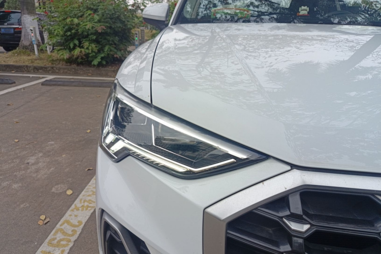 Audi Q3 2021 car image #8