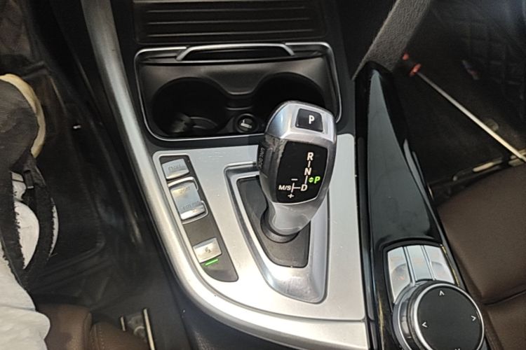 BMW 3 Series 2019 car image #18