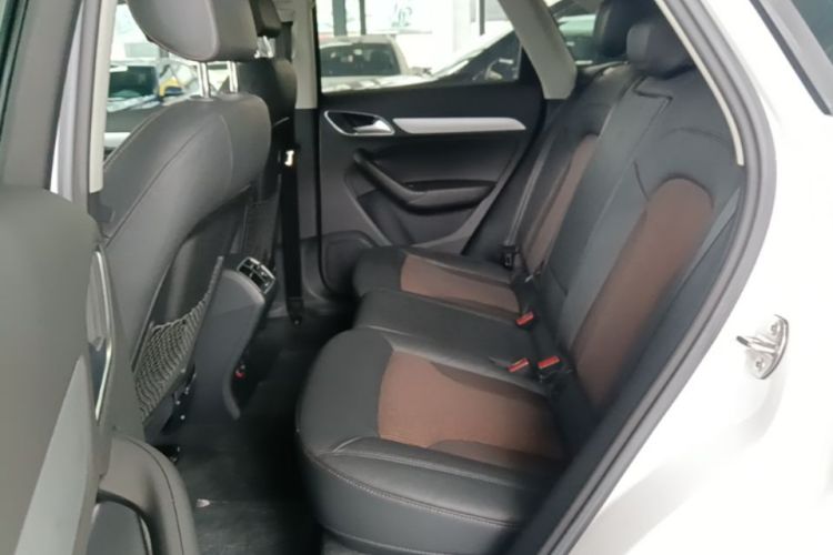 Audi Q3 2018 car image #17