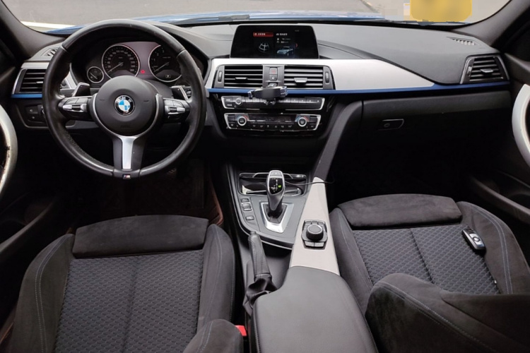 BMW 3 Series 2018 car image #10