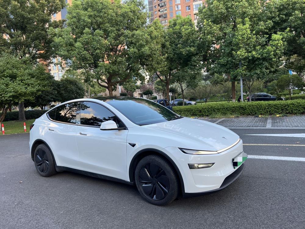 Tesla Model Y 2026 car image #3