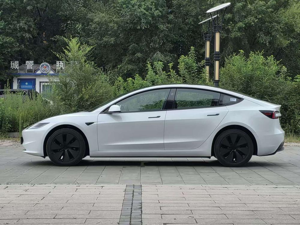 Tesla Model 3 2026 car image #3