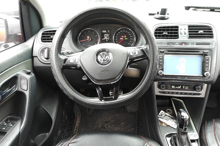 Volkswagen Polo 2015 car image #11