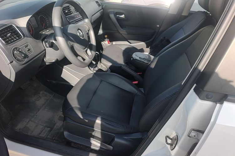Volkswagen Polo 2016 car image #17