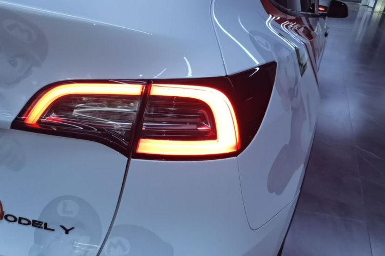 Tesla Model Y 2023 car image #8