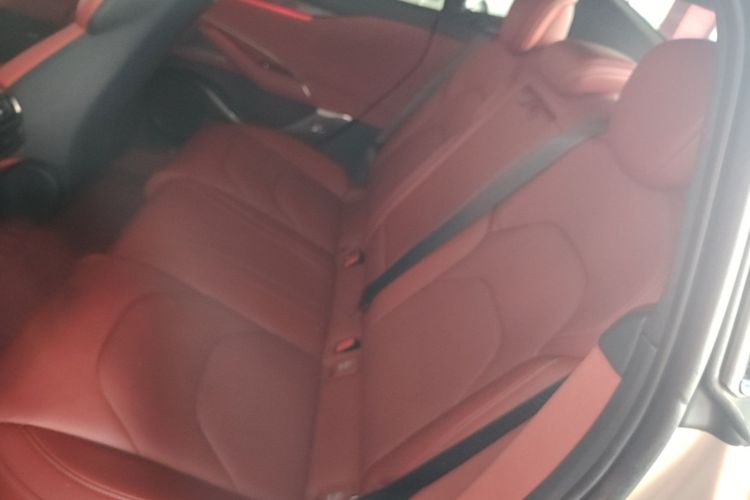 MI SU7 2024 imagen de coche #17