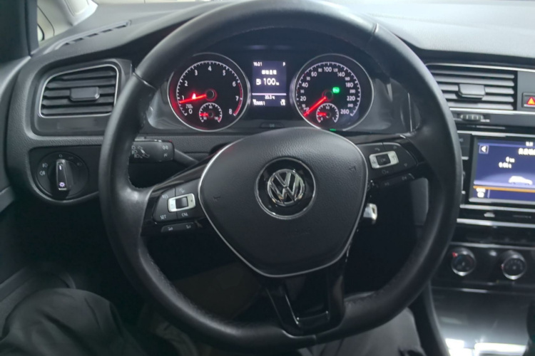 Volkswagen Golf 2018 car image #11