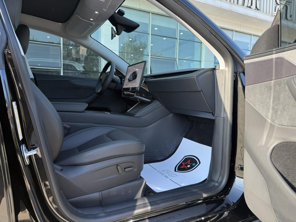 Tesla Model Y 2025 immagine di auto #18