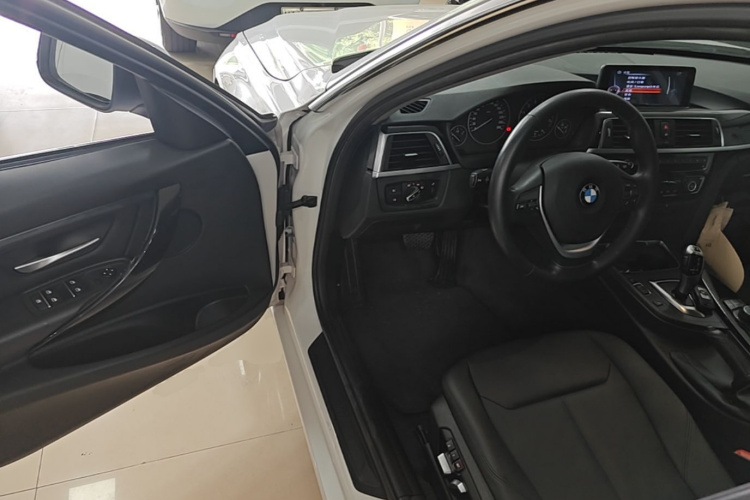 BMW 3 Series 2016 car image #16