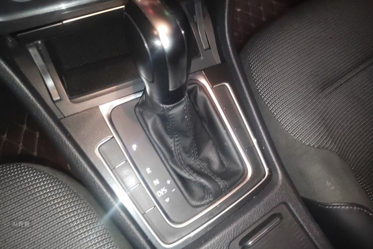 Volkswagen Golf 2019 car image #16