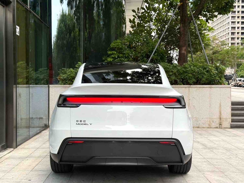 Tesla Model Y 2026 #4 Tesla Model Y 2026 car image #4