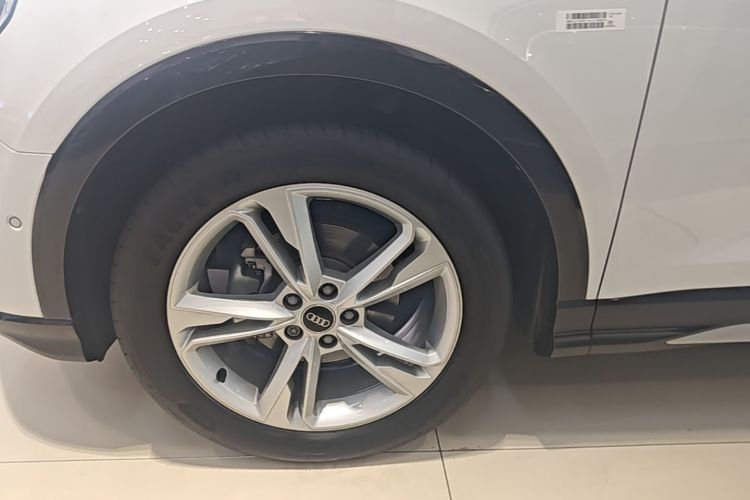 Audi Q3 2023 car image #9