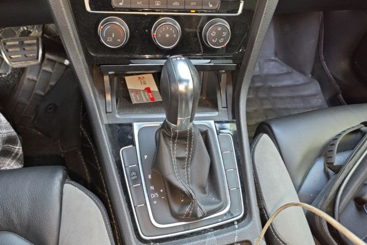 Volkswagen Golf 2017 car image #16