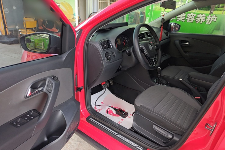 Volkswagen Polo 2015 car image #16