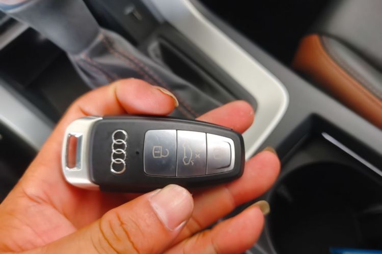 Audi Q3 2020 car image #9