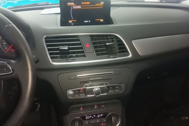 Audi Q3 2017 car image #13