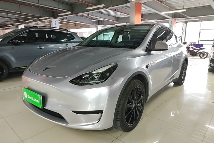 Tesla Model Y 2022 car image #2