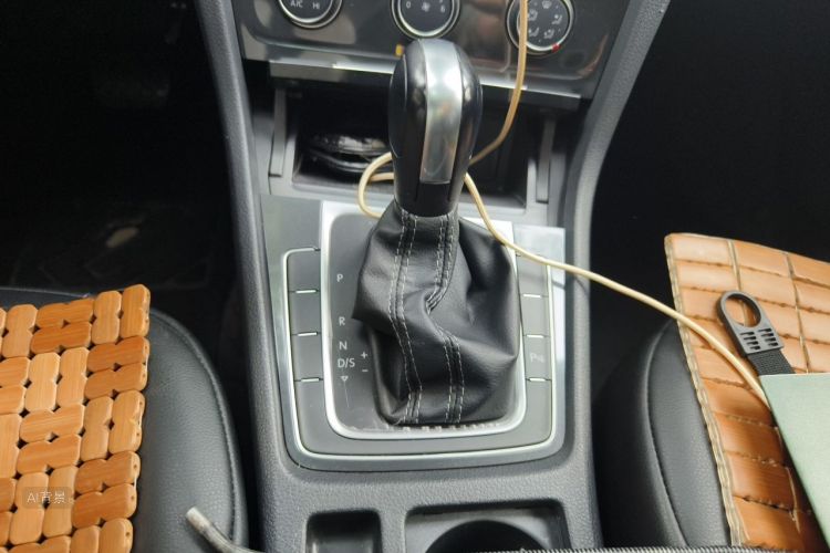 Volkswagen Golf 2017 car image #16
