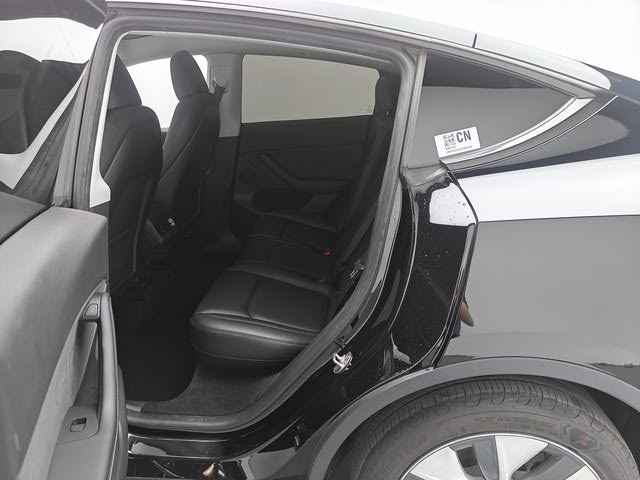 Tesla Model Y 2023 car image #9