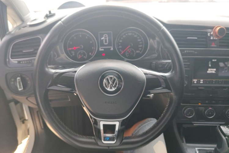 Volkswagen Golf 2017 car image #11
