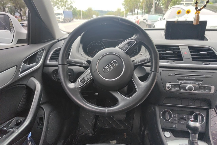 Audi Q3 2016 car image #12