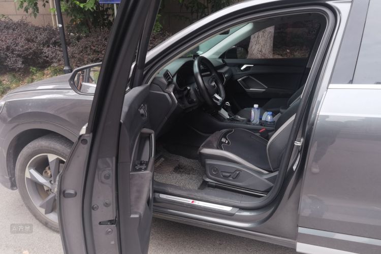 Audi Q3 2020 car image #18