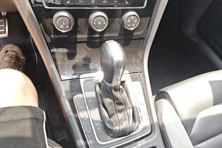 Volkswagen Golf 2017 car image #18