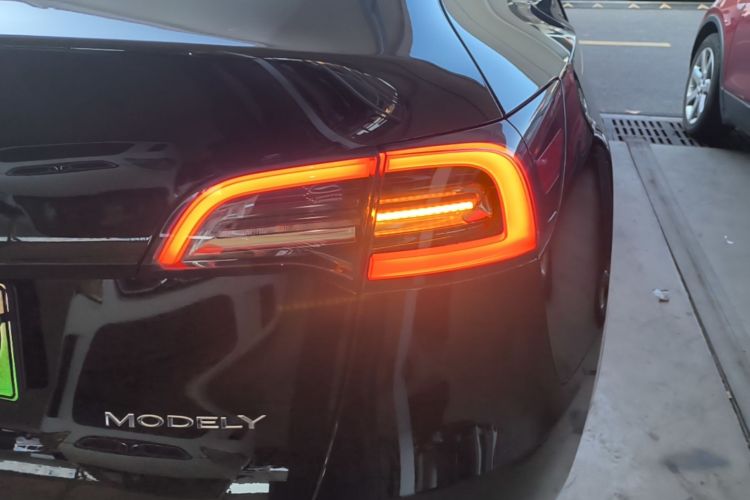 Tesla Model Y 2022 صورة سيارة #8