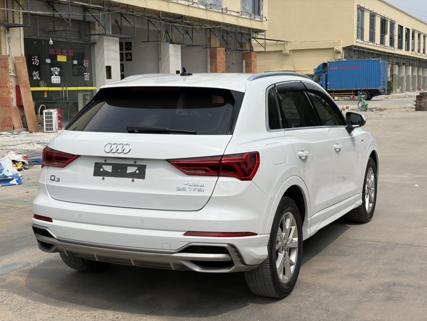 Audi Q3 2020 car image #9