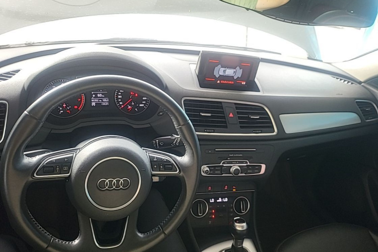 Audi Q3 2019 car image #10