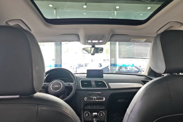 Audi Q3 2018 car image #18