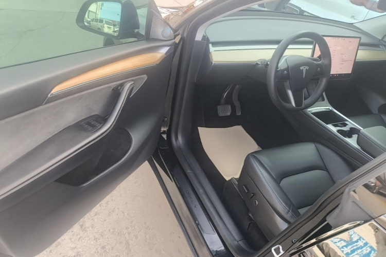 Tesla Model Y 2023 immagine di auto #16