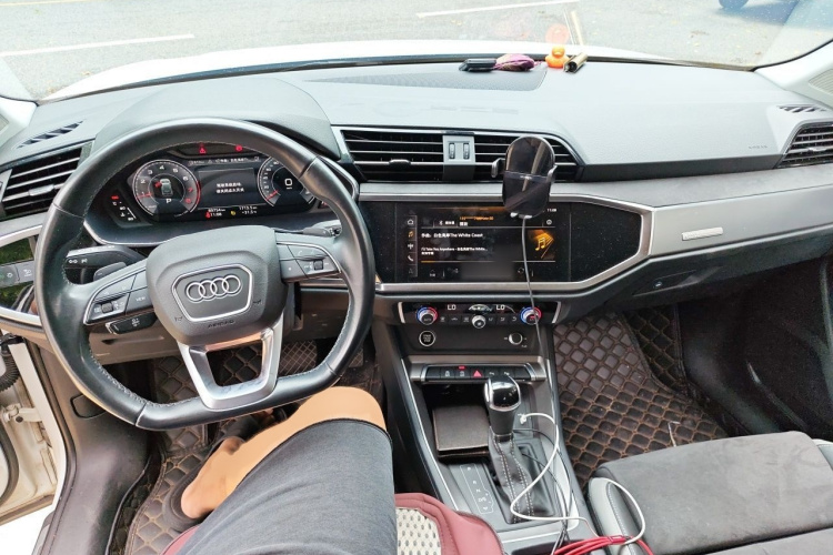 Audi Q3 2024 car image #12