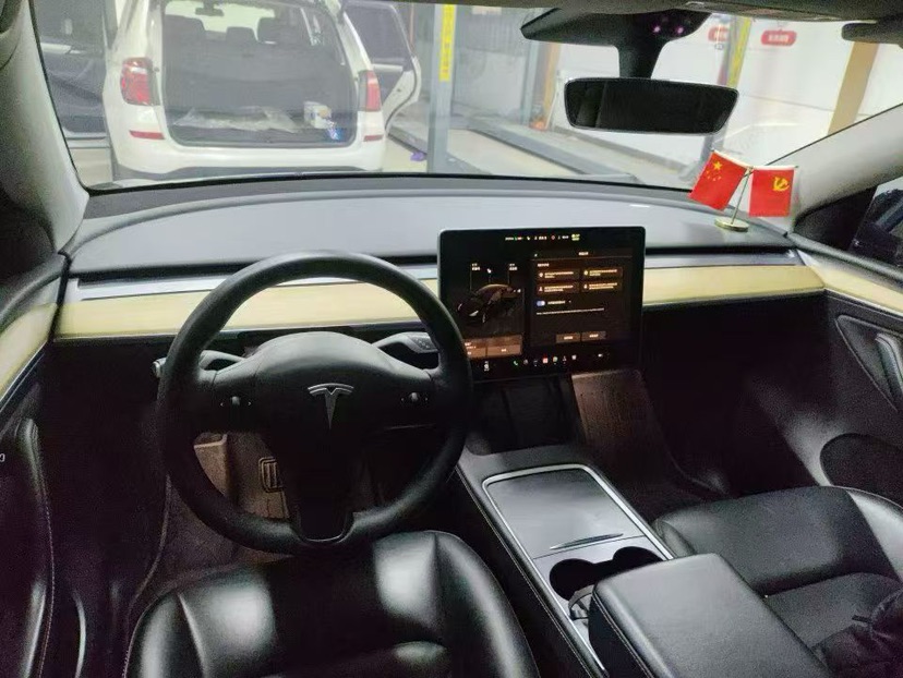 Tesla Model Y 2023 car image #4