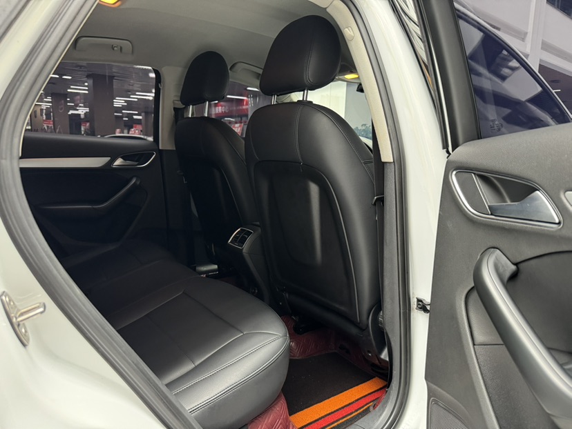 Audi Q3 2016 car image #21